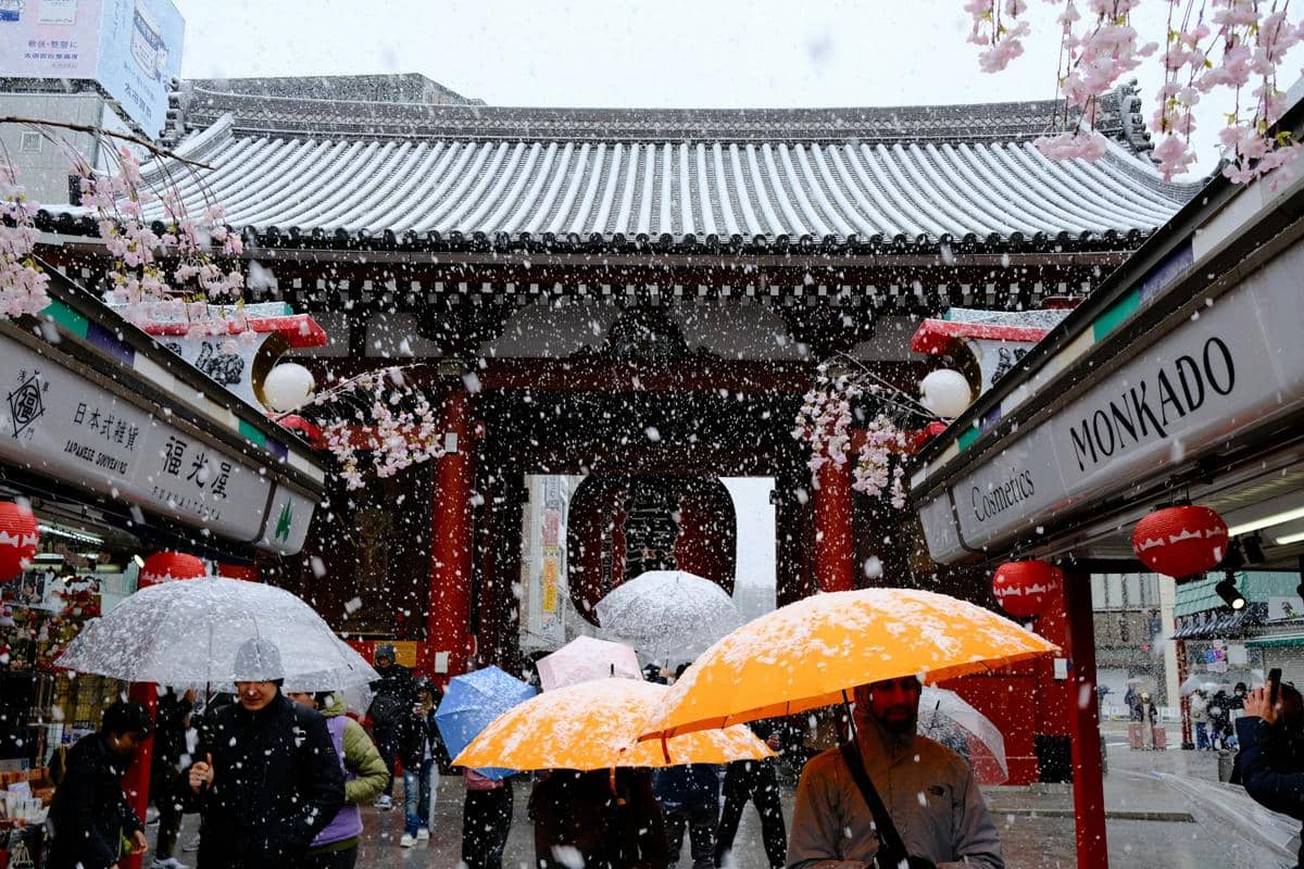 pemandangan Senso-ji Temple saat musim dingin