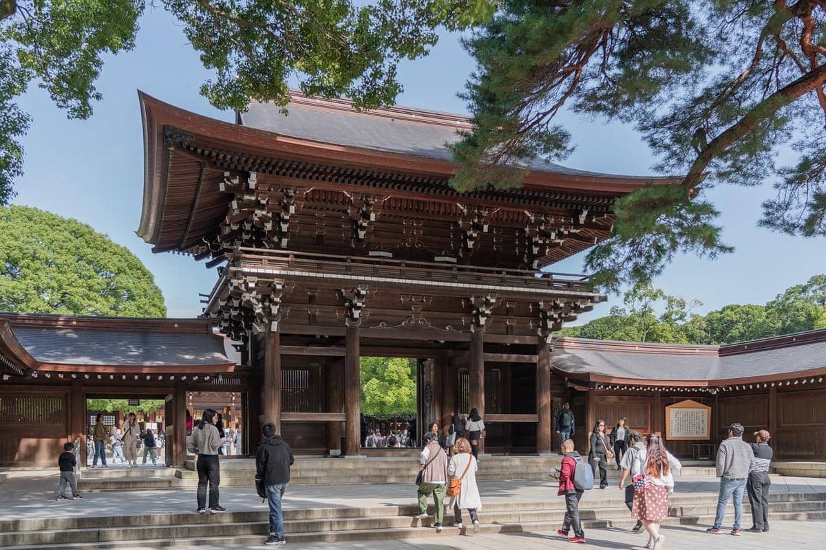 wisatawan di Kuil Meiji