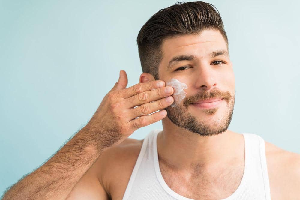 ilustrasi pria memakai sunscreen.