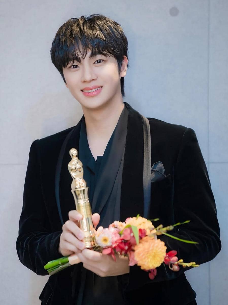 potret Lee Sin Young