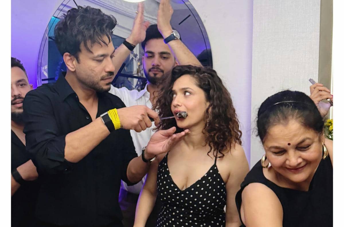 8 Potret Vicky Jain Rayakan Ulang Tahun, Romantis Bareng Istri
