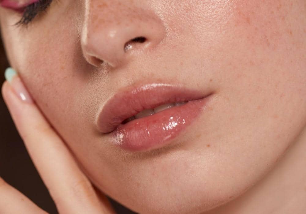 Apa Itu Epoxy Lips? Tren Bibir Glowy yang Lagi Viral