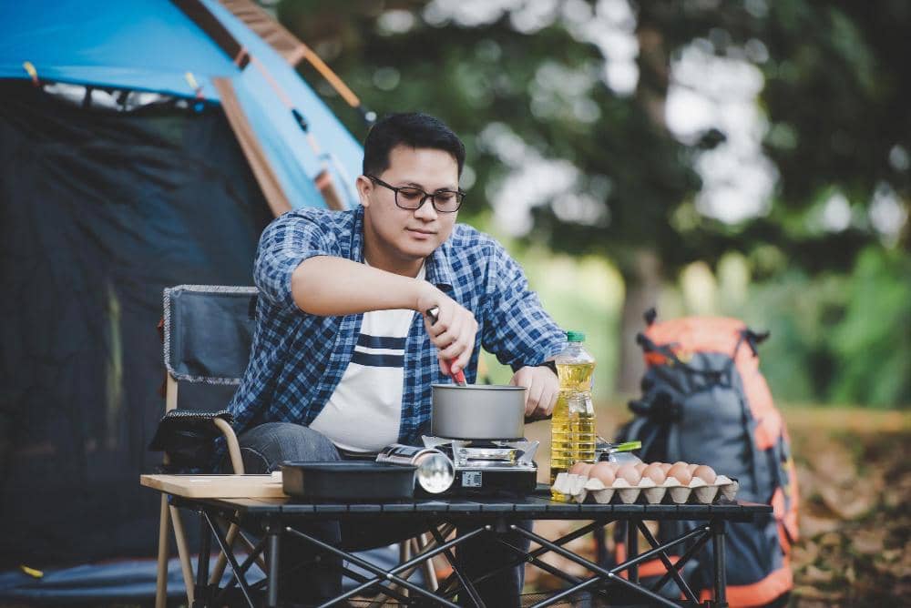 ilustrasi laki-laki camping