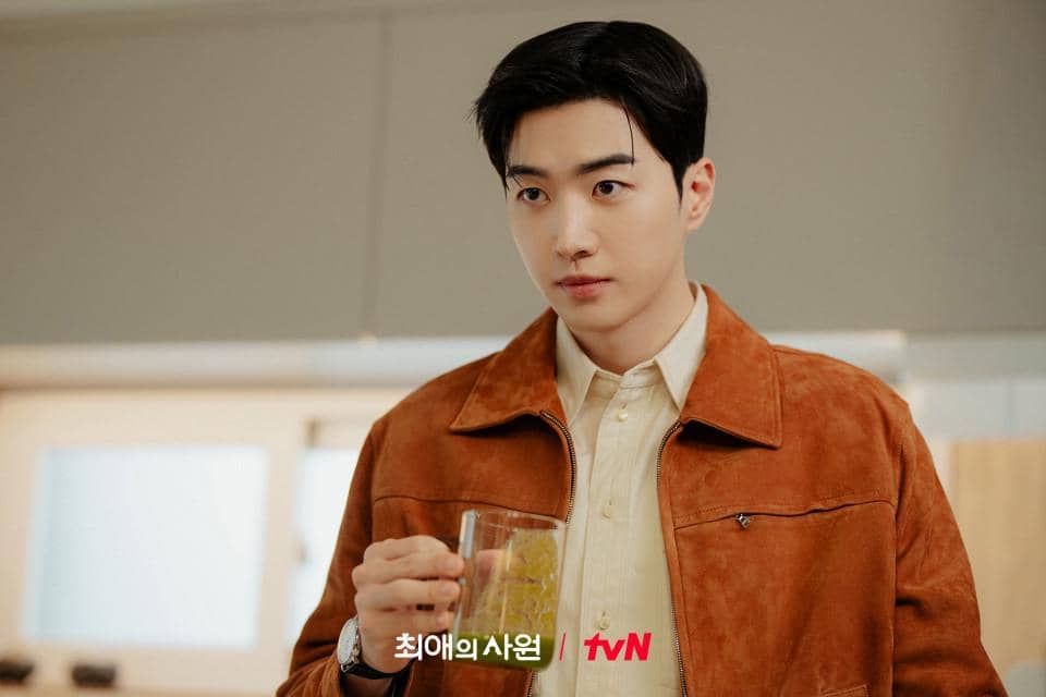 Still cut promosi drama Korea My Bias, My Boss yang dirilis oleh tvN sebagai materi publikasi serial tersebut.
