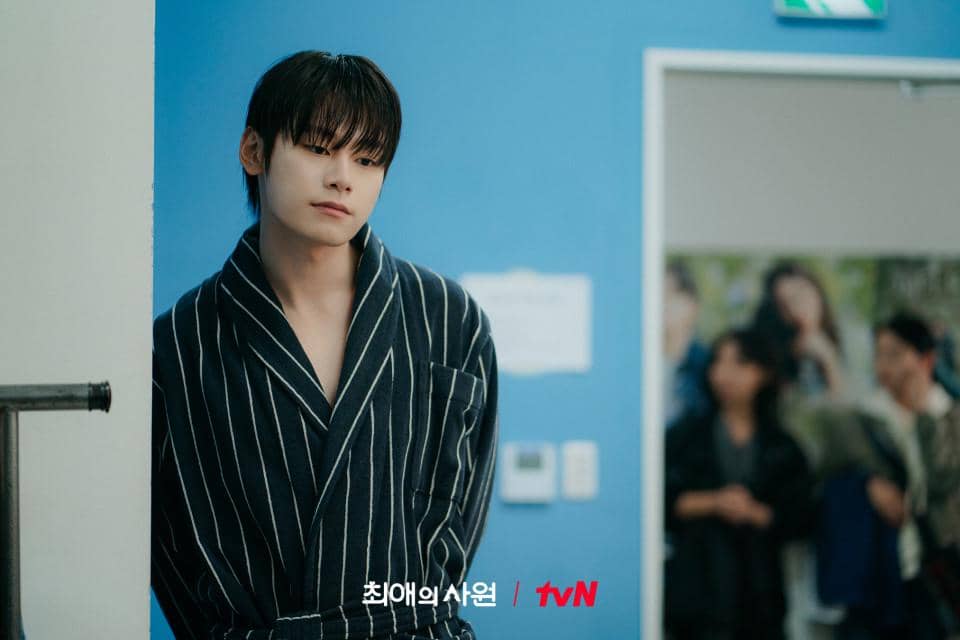 Still cut serial My Bias, My Boss dari tvN yang memperlihatkan momen para karakter dalam sebuah adegan drama.
