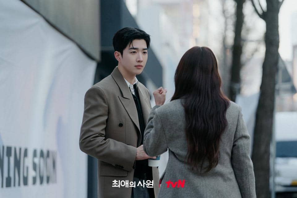 Potongan adegan serial My Bias, My Boss dengan keterangan kredit dokumen tvN pada materi promosi resmi.