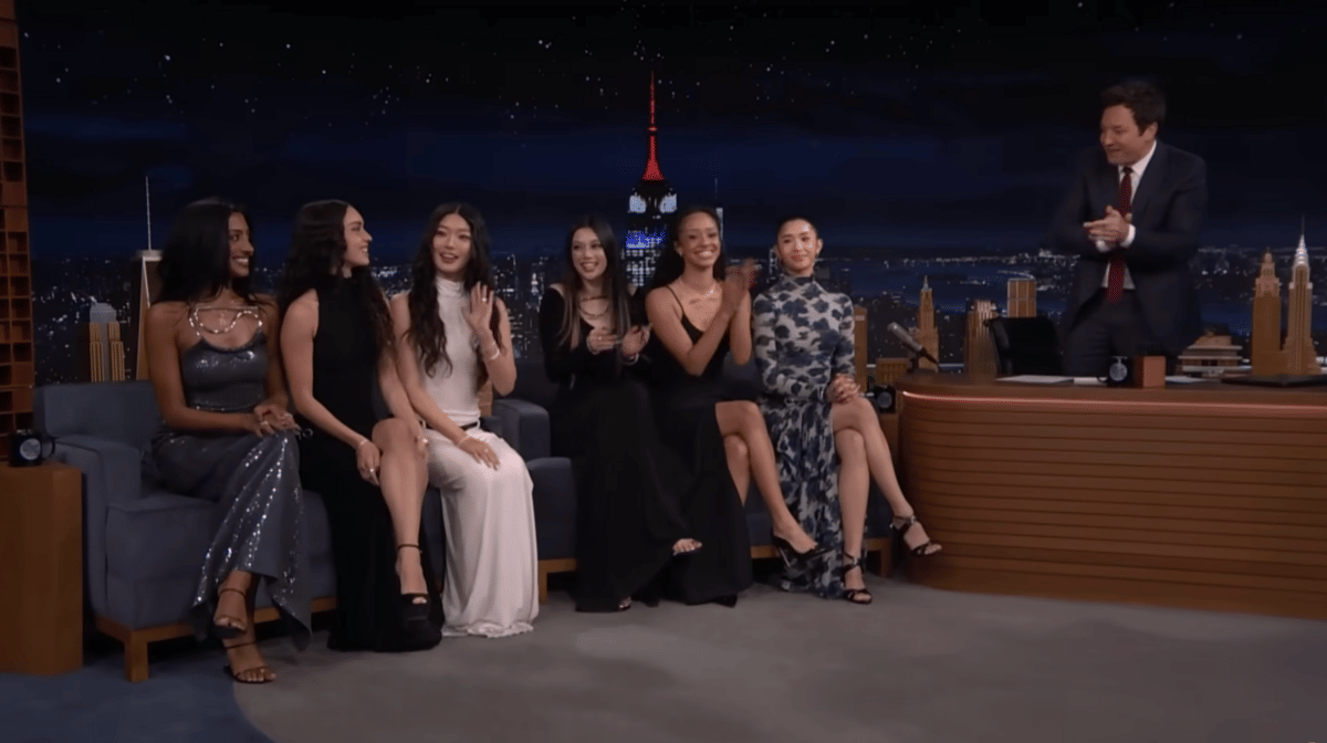 penampilan KATSEYE di Tonight Show Starring Jimmy Fallon