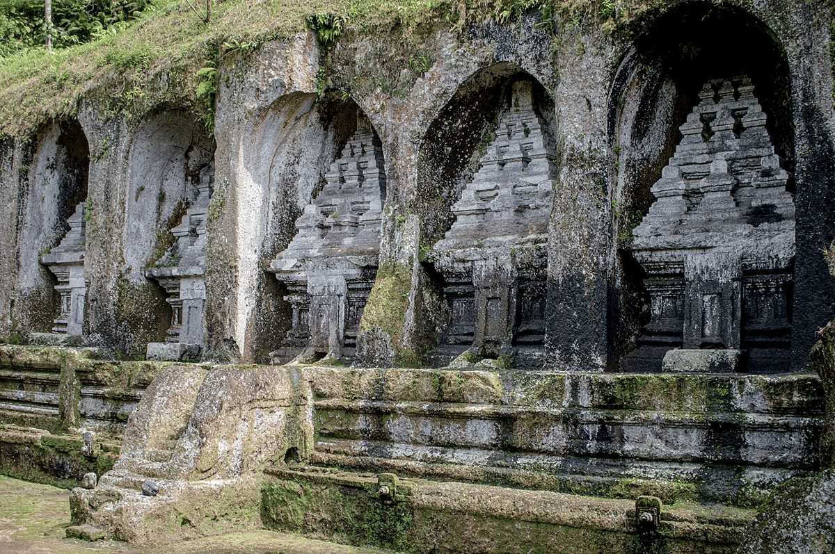 Perbedaan Gunung Kawi Jawa Timur dan Bali