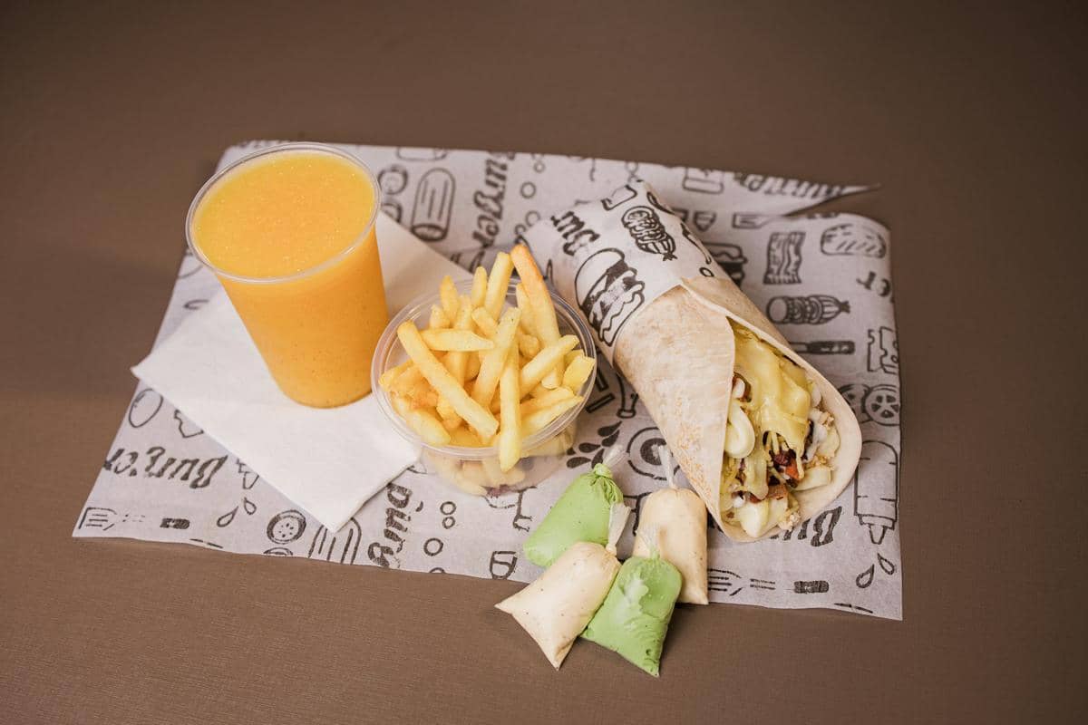 Ilustrasi chicken snack wrap berisi ayam yang disajikan sebagai camilan praktis dengan tampilan menggugah selera.