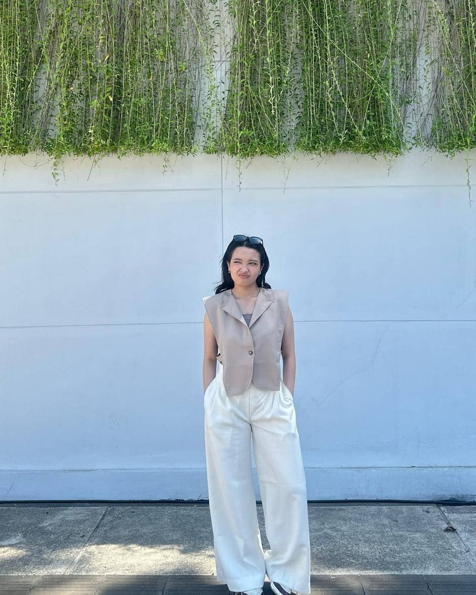 outfit cheerful Bunga Reyza