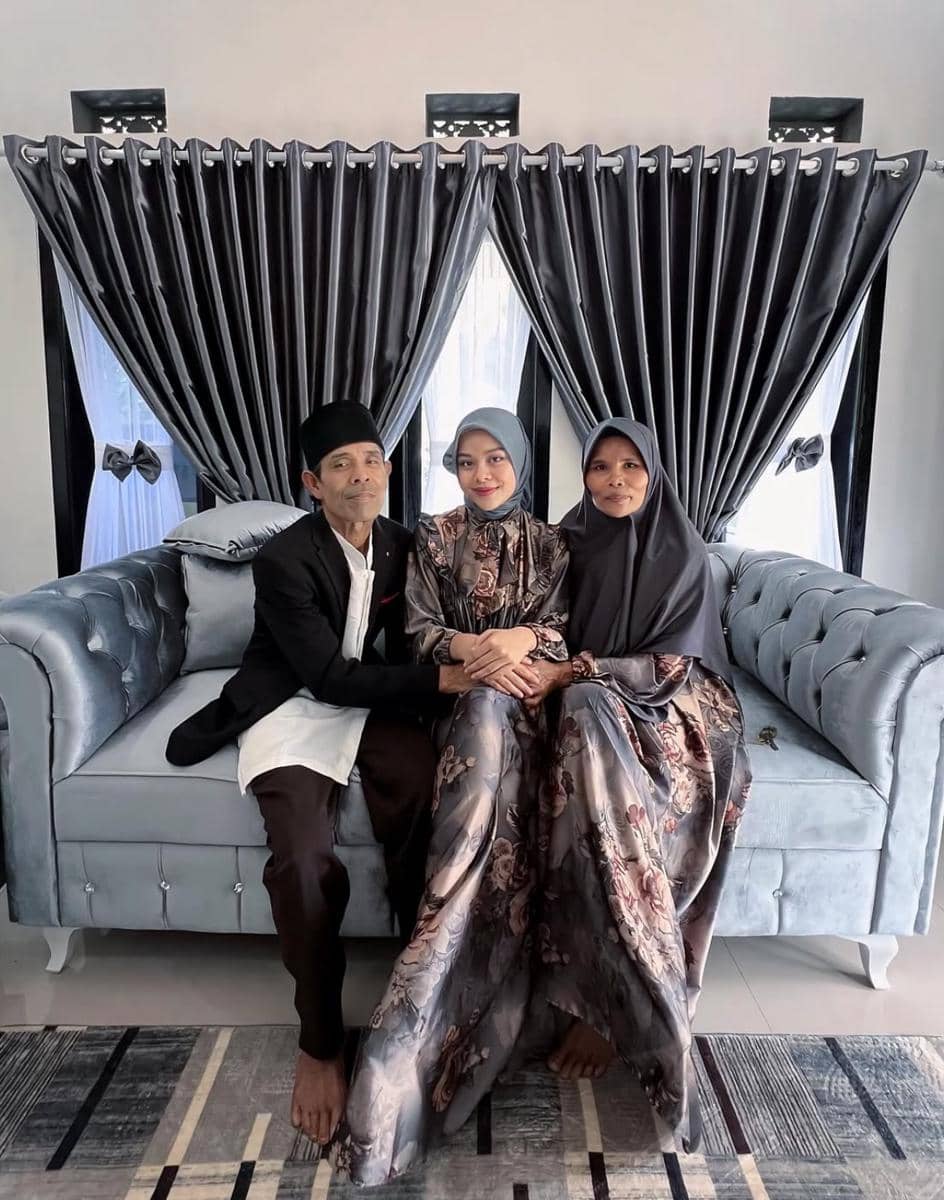 Potret kenangan Melly Lee bersama mendiang ayahnya dalam unggahan akun Instagram pribadi Melly Lee.