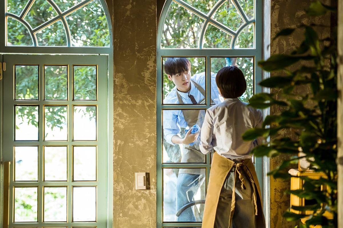 Aktor Yang Se-jong dalam cuplikan drama Korea Doona! produksi Netflix, tampil dengan ekspresi serius.