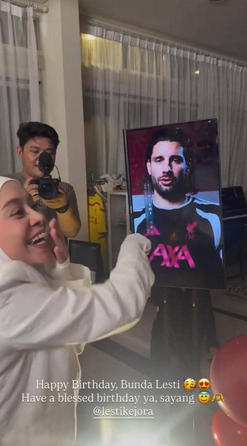 Lesti Kejora menerima kejutan perayaan ulang tahun ke-27 dalam momen yang dibagikan akun Instagram Melody Laksani.