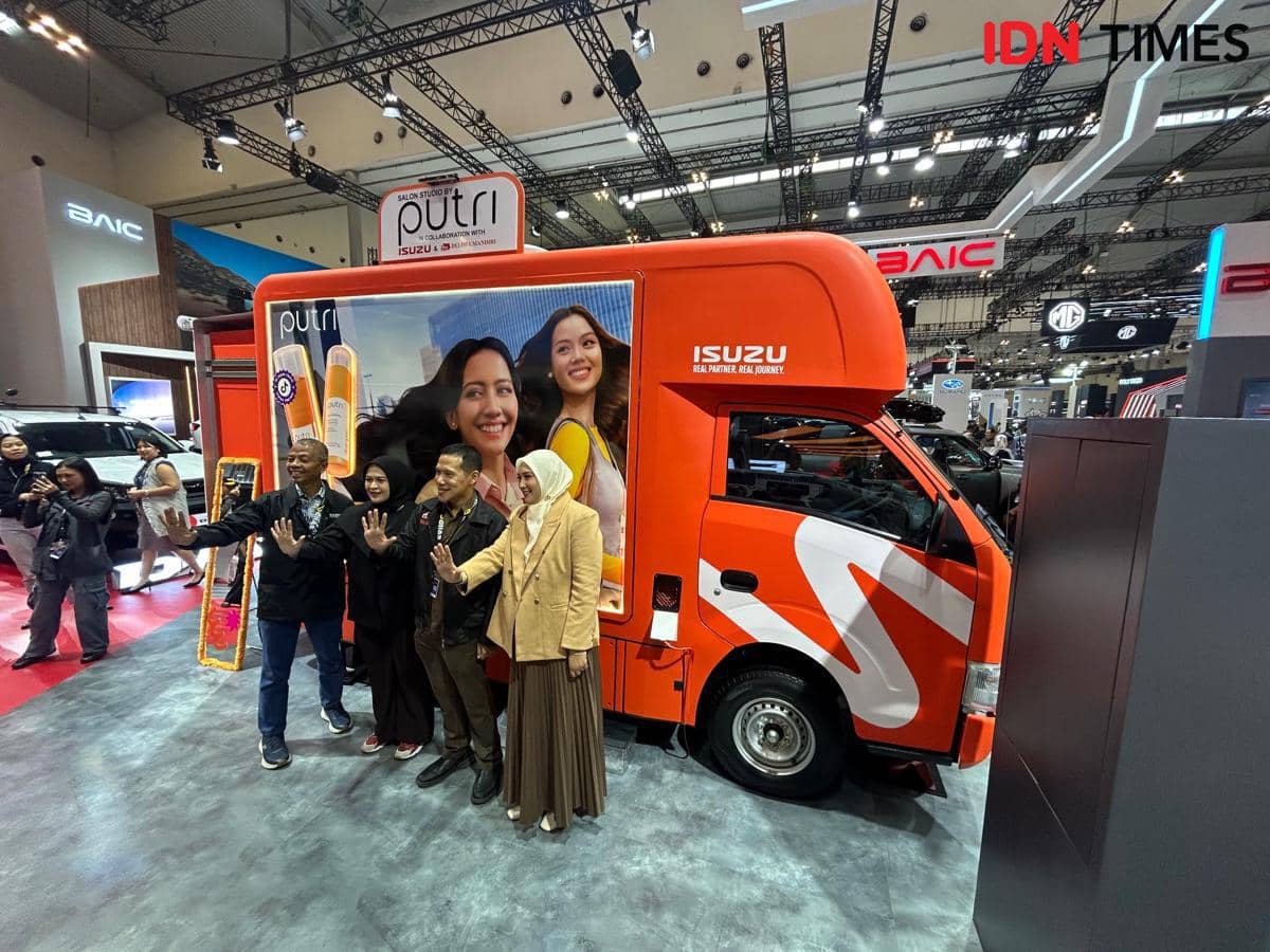 Isuzu Traga yang dimodifikasi menjadi salon mobile dipamerkan dalam kolaborasi Isuzu di GIIAS 2026.