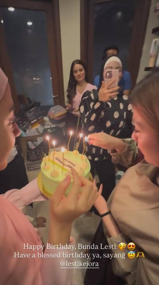 Suasana kejutan perayaan ulang tahun ke-27 penyanyi Lesti Kejora yang dibagikan melalui akun Instagram Melody Laksani.