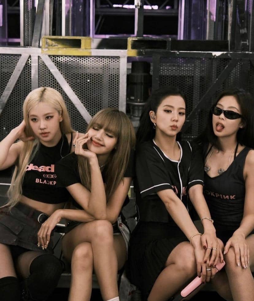 Potret grup BLACKPINK dari unggahan Instagram sooyaa__, menampilkan para anggota dalam sebuah sesi berfoto bersama.