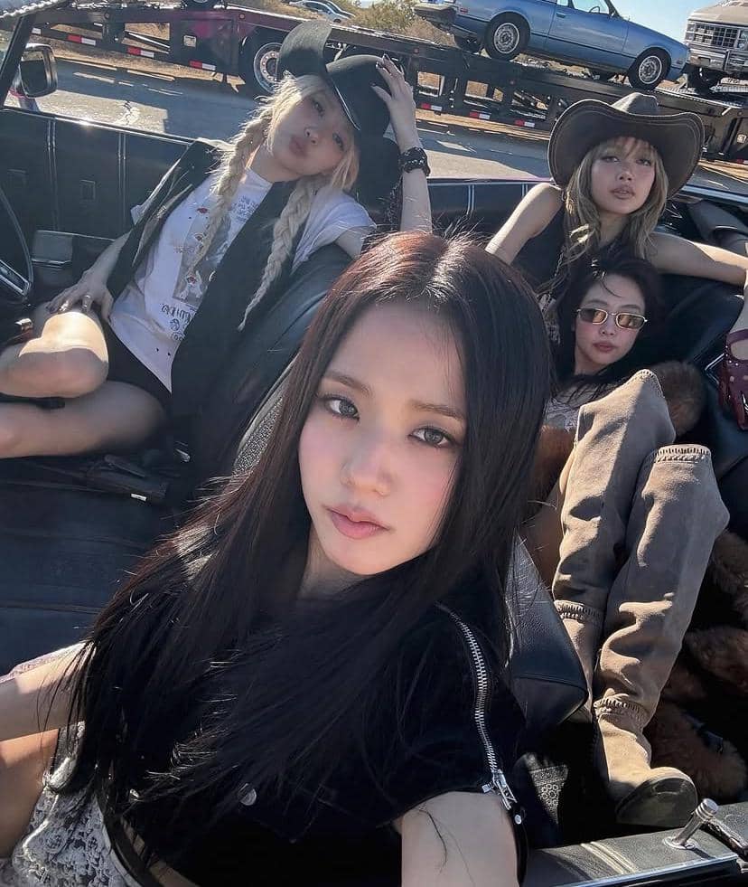 Potret para anggota BLACKPINK berpose bersama dalam unggahan Instagram yang dibagikan akun sooyaa__.