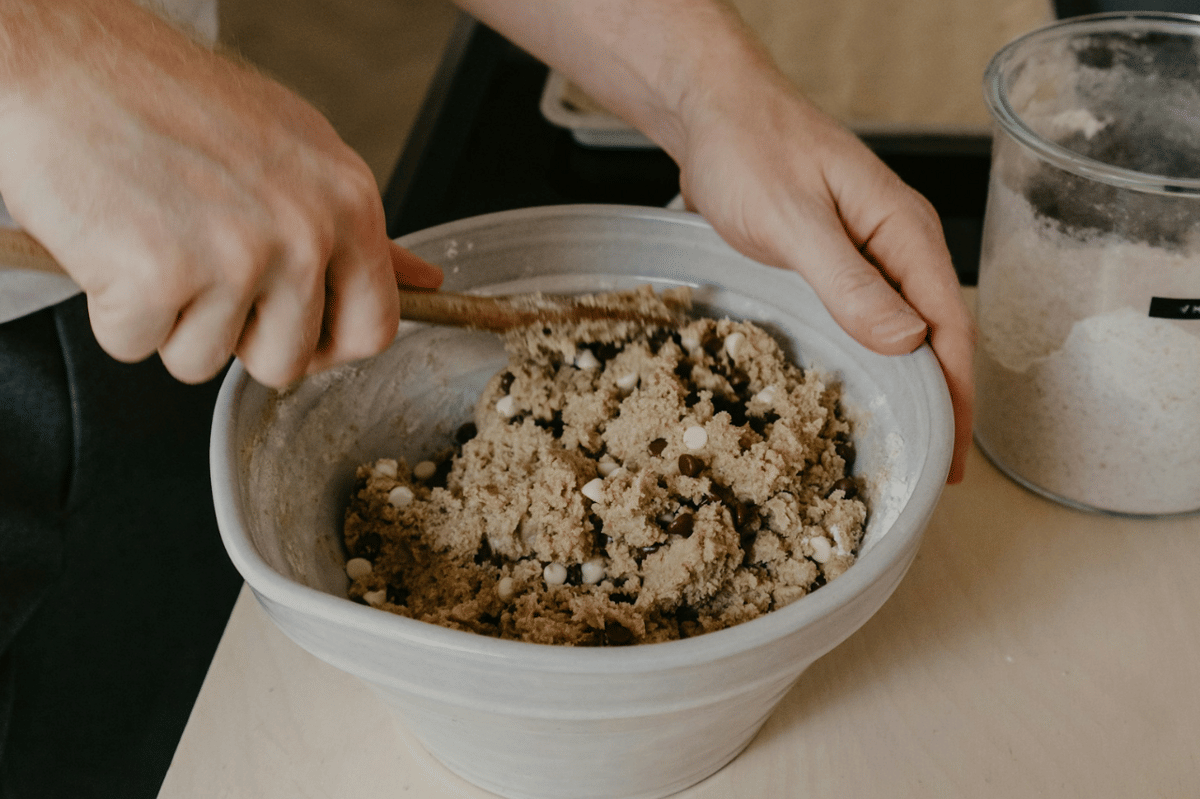 Adonan cookies bertekstur lembut sebagai ilustrasi persiapan membuat kue kering untuk dipanggang di oven.