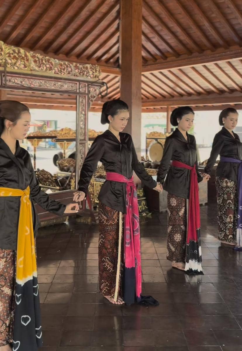Member JKT48 ikut tradisi Abdi Dalem di Keraton Yogyakarta