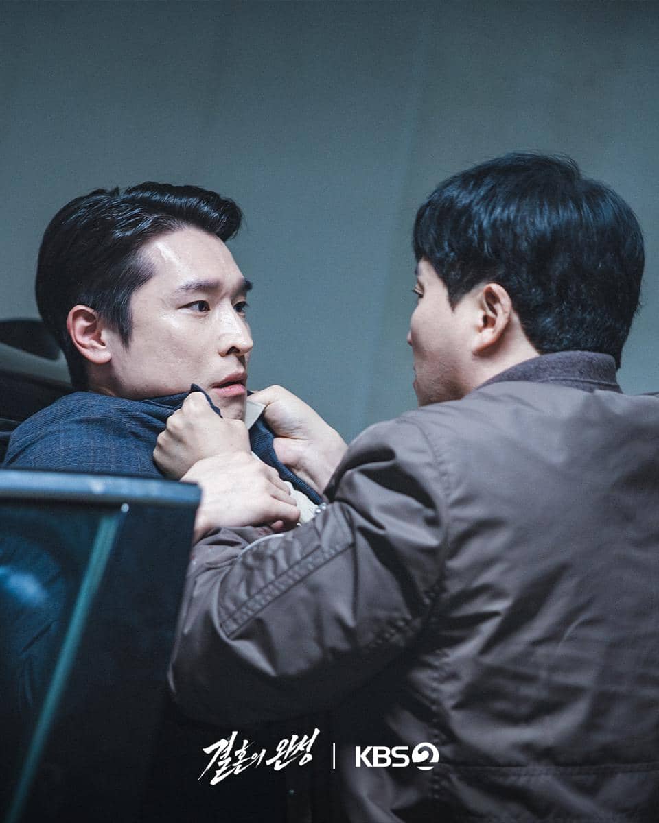 Cuplikan drama The Husband dengan suasana tegang yang menyoroti konflik antara karakter-karakternya.