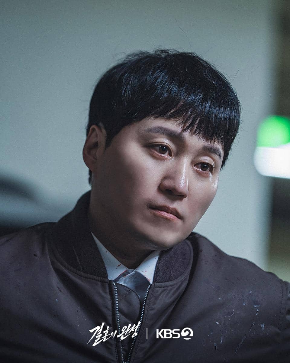 Cuplikan adegan drama The Husband dari KBS Drama yang memperlihatkan suasana tegang di antara para tokoh.