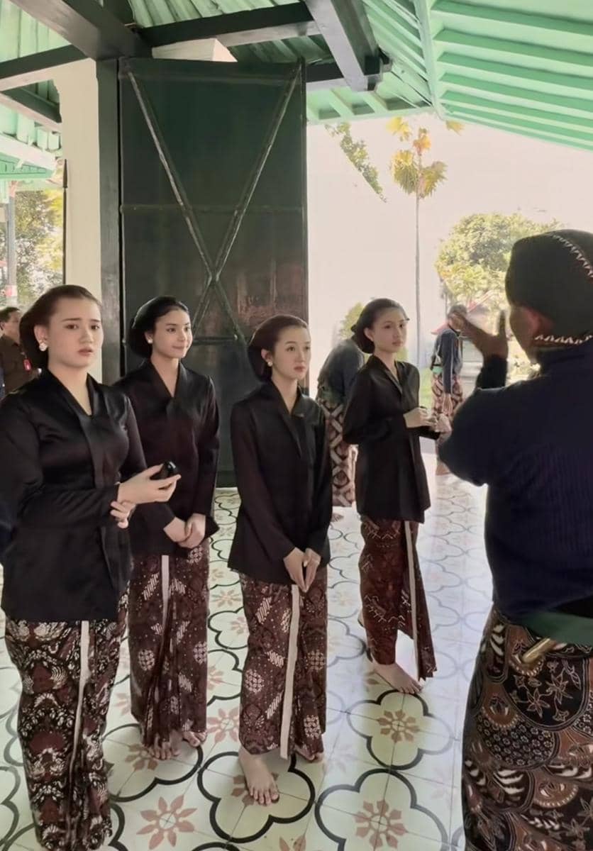 Member JKT48 ikut tradisi Abdi Dalem di Keraton Yogyakarta