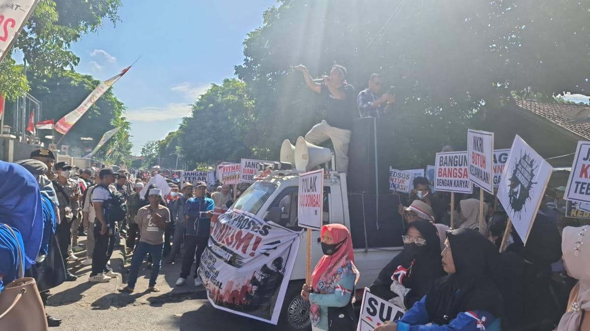 Ratusan Massa Kepung Mapolres Lotim, Tuntut Penghina Bupati Ditangkap