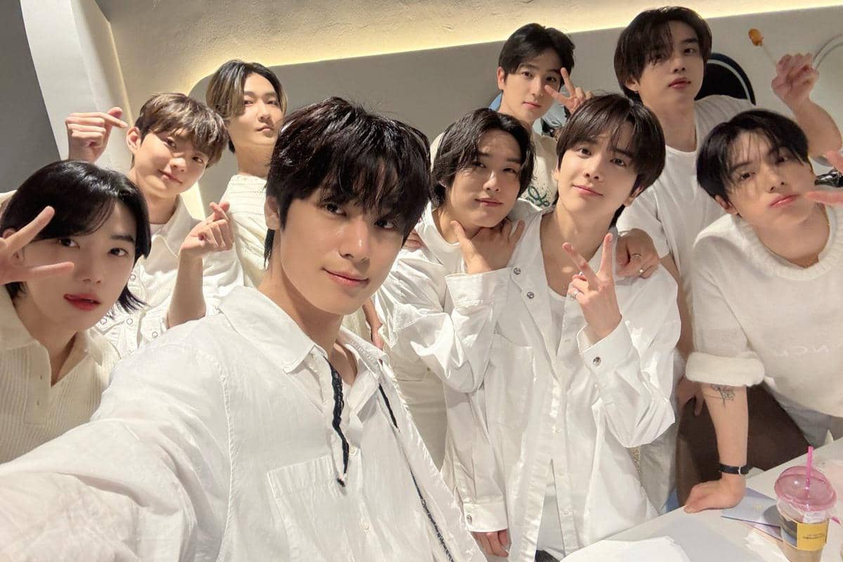 Potret grup K-pop THE BOYZ dalam unggahan akun resmi mereka di platform X, menampilkan para anggota bersama.