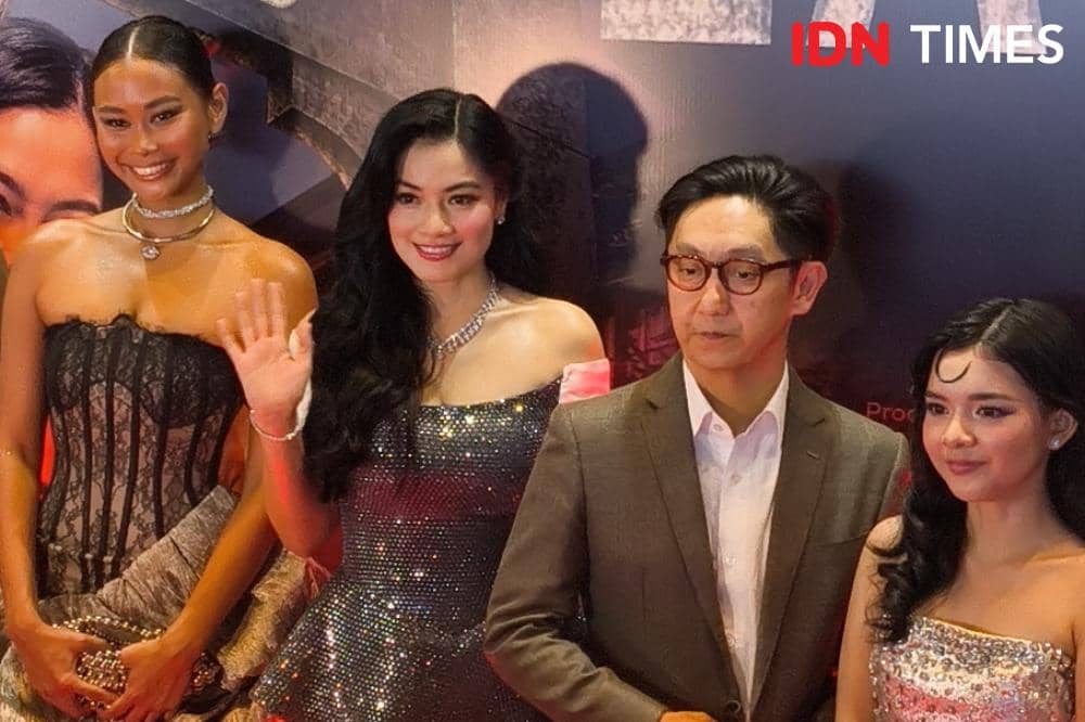 Potret sutradara Awi Suryadi (Kedua dari kanan) bersama Sarah Tumiwa, Titi Kamal, dan Anantya Kirana di red carpet gala premiere film Perumahan Laddaland, Kamis di Jakarta