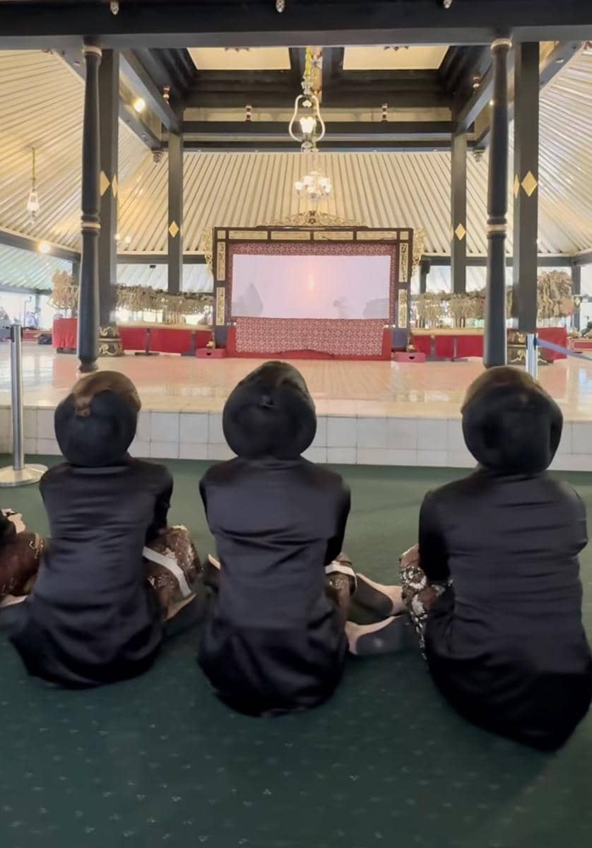 Member JKT48 ikut tradisi Abdi Dalem di Keraton Yogyakarta