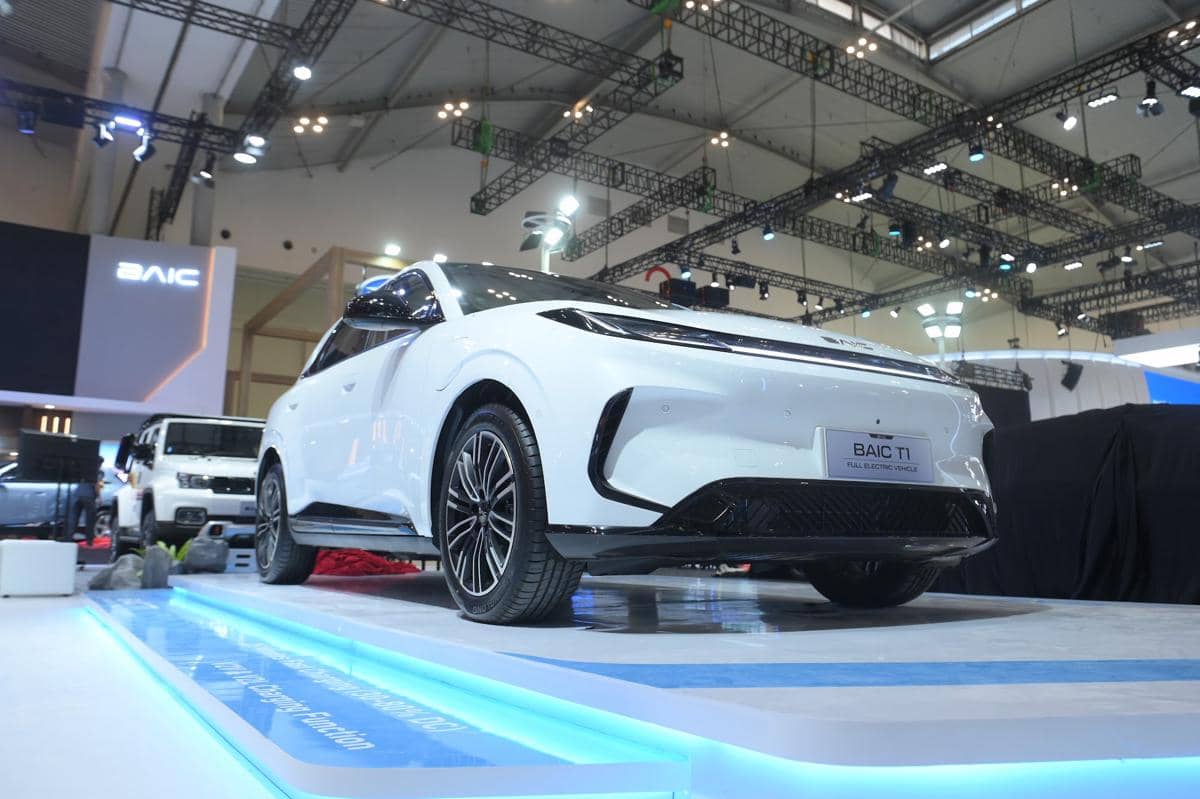 SUV BAIC T1 dipamerkan sebagai primadona di booth BAIC dalam sebuah pameran otomotif.