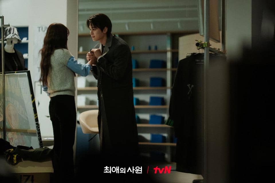 Kumpulan potongan adegan drama Korea My Bias, My Boss dalam materi promosi resmi yang dirilis oleh tvN.
