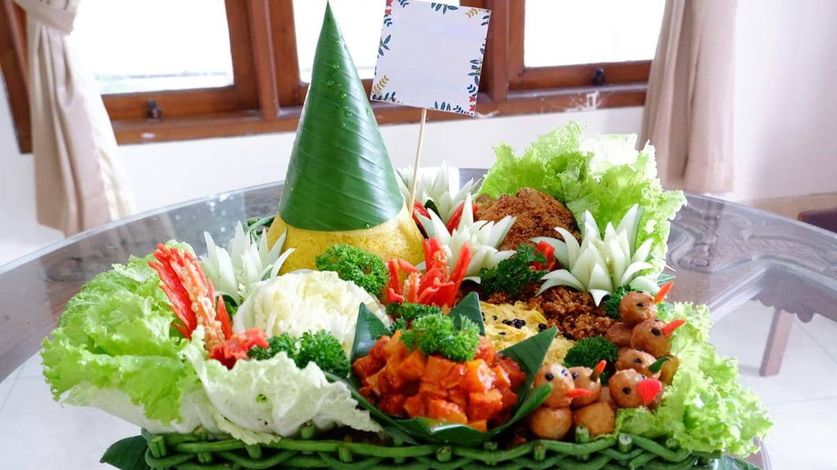 nasi tumpeng kuning