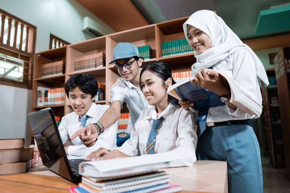 Gak Bikin Drama, 5 Tugas Ini Lebih Seru kalau Dikerjakan Bersama