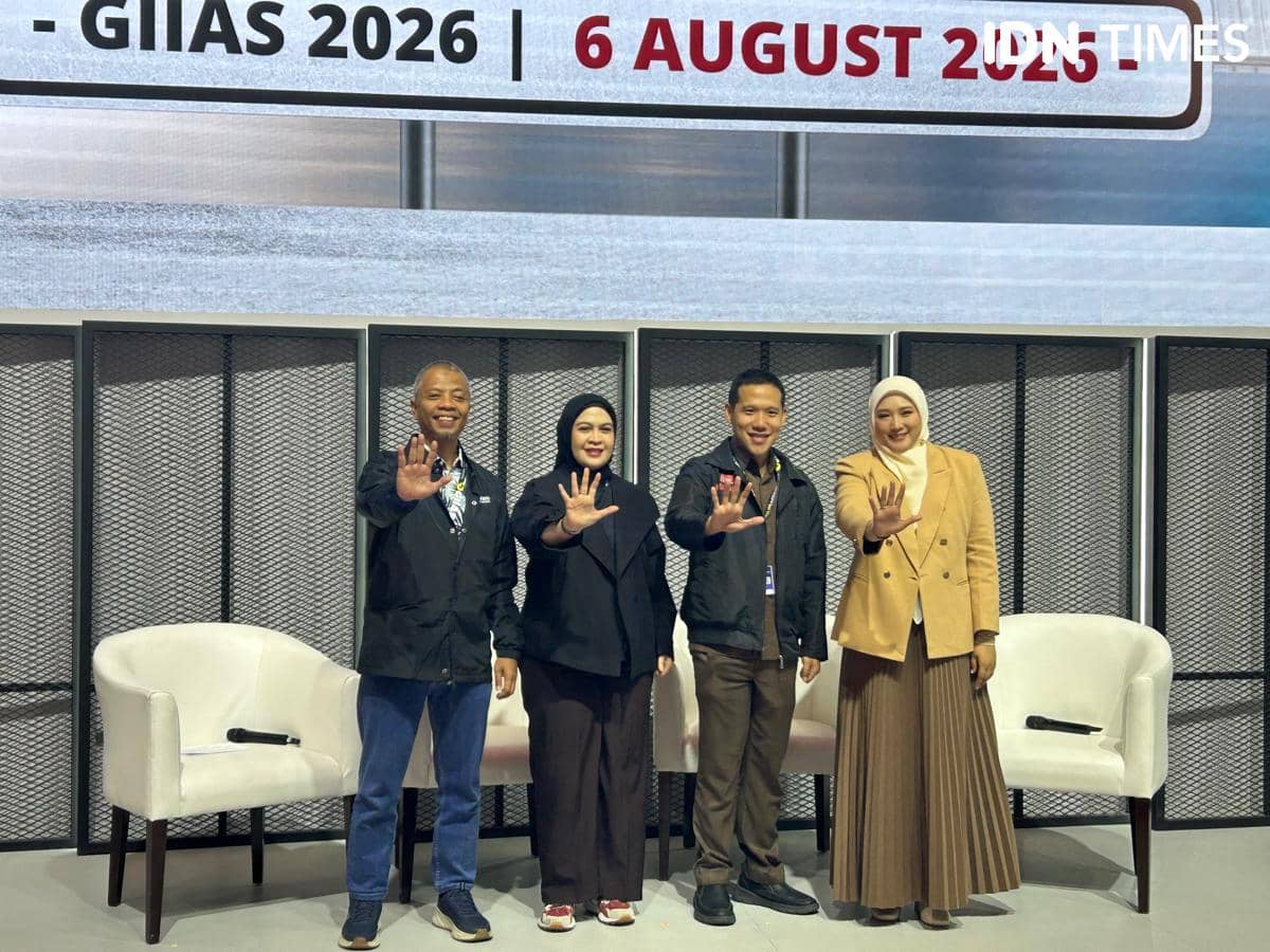 Suasana talkshow Isuzu membahas Traga Salon Mobile, dengan pembicara dan layar presentasi di dalam ruangan.