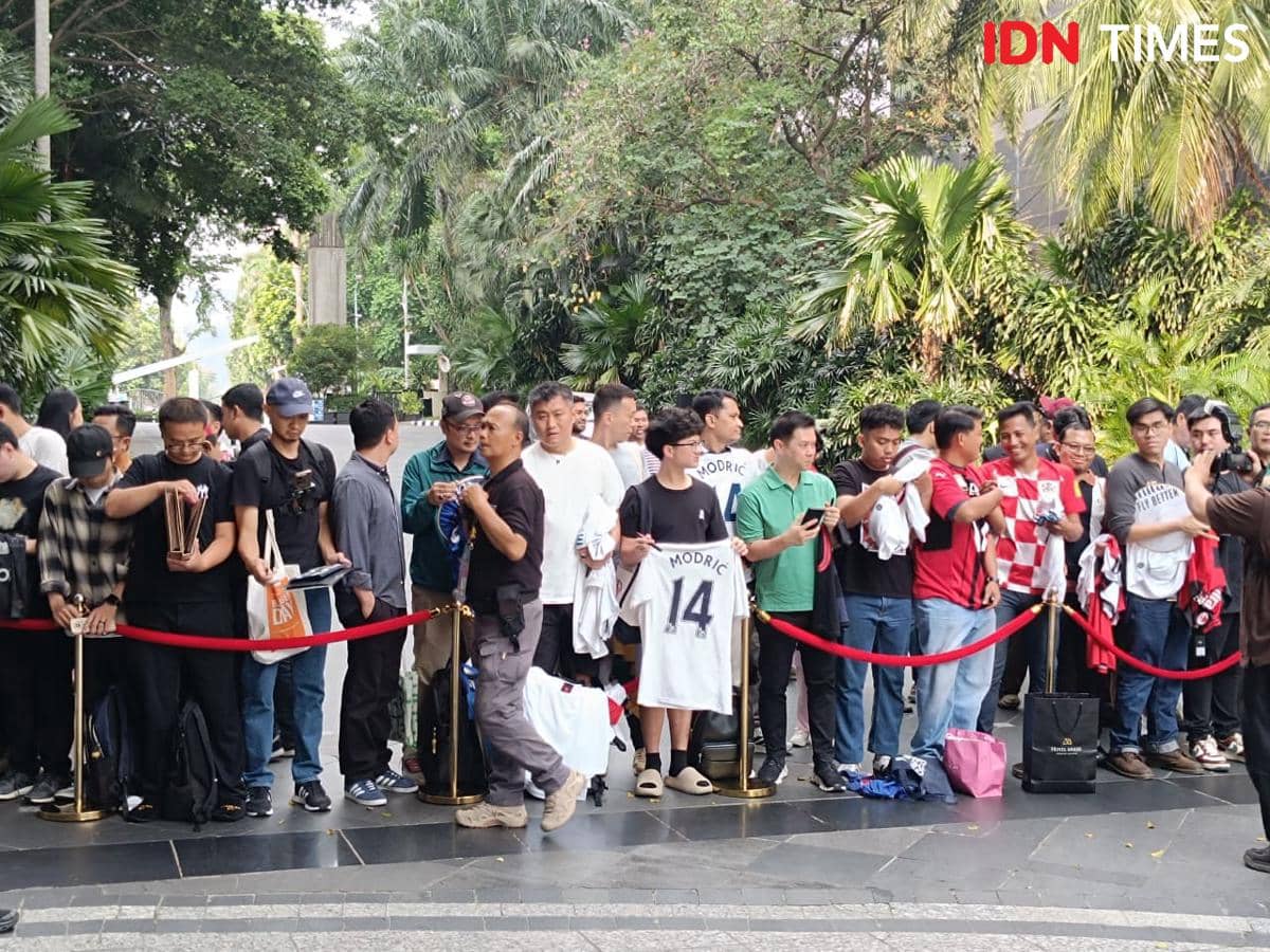 Kala Fans Cuma Bisa Melongo Lihat AC Milan Turun dari Bus