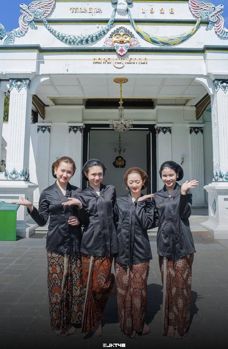 Member JKT48 ikut tradisi Abdi Dalem di Keraton Yogyakarta