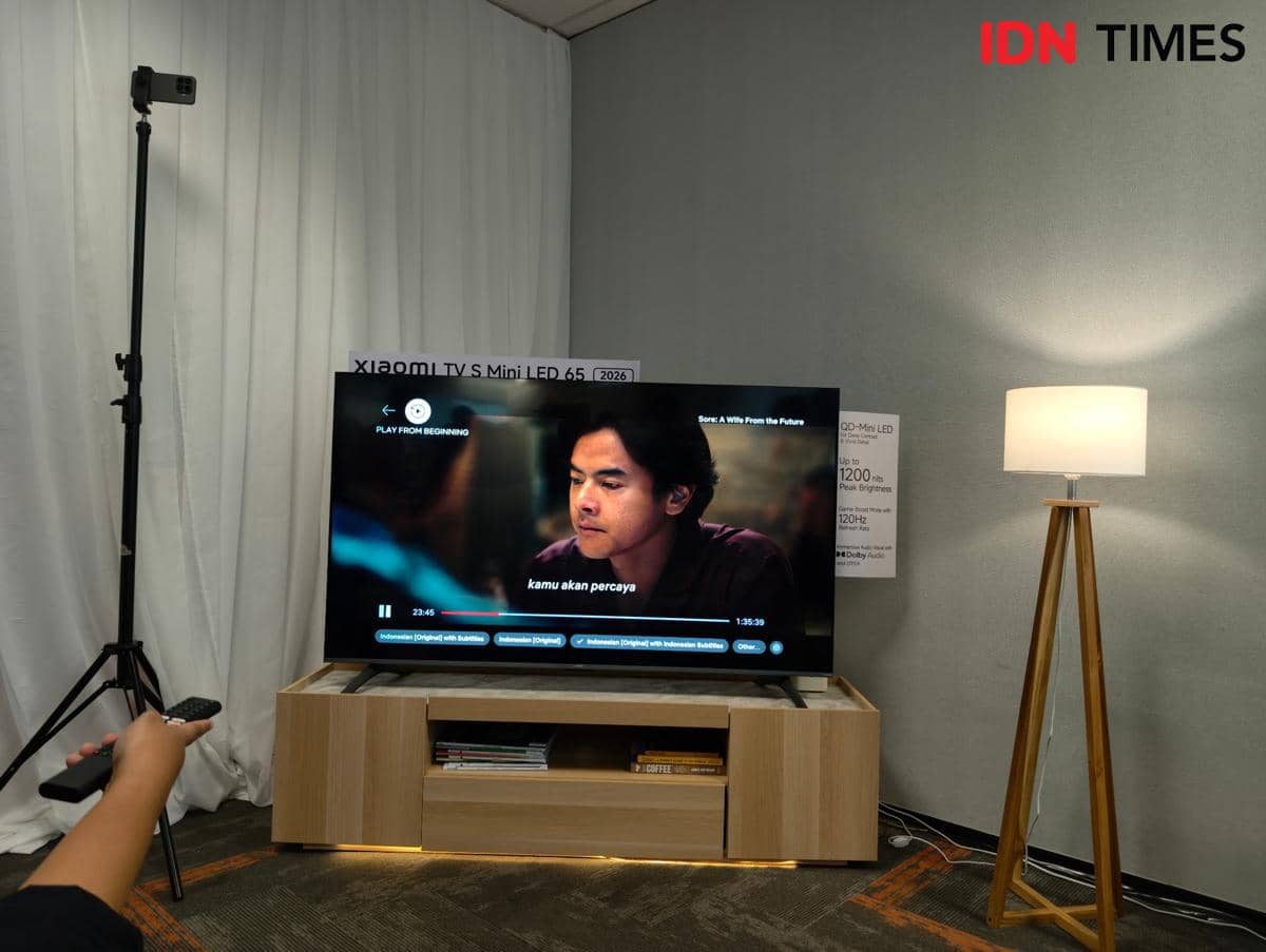 Xiaomi TV S Mini LED dengan layar datar berbingkai tipis, ditampilkan sebagai perangkat televisi pintar.