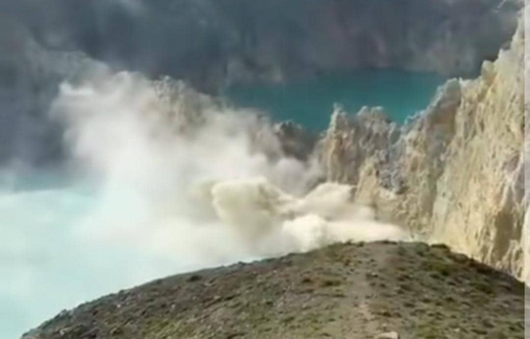 Tebing Pemisah Kawah Danau Tiga Warna Longsor, Ini Penyebabnya!