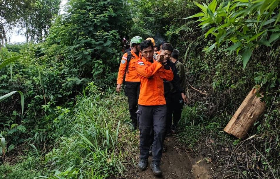 Tim Basarnas Padang menggotong nenek Syafrina menggunakan tandu (Foto: Basarnas Padang)