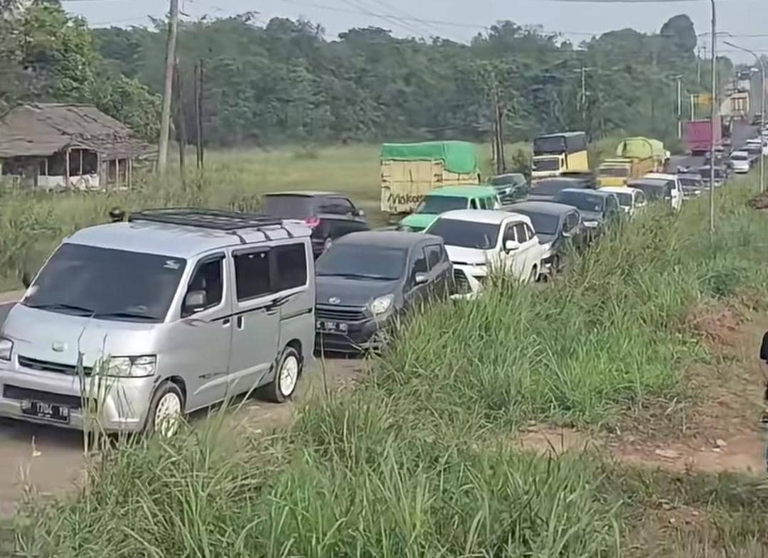 Para pengendara yang terjebak kemacetan di Jalintim Banyuasin