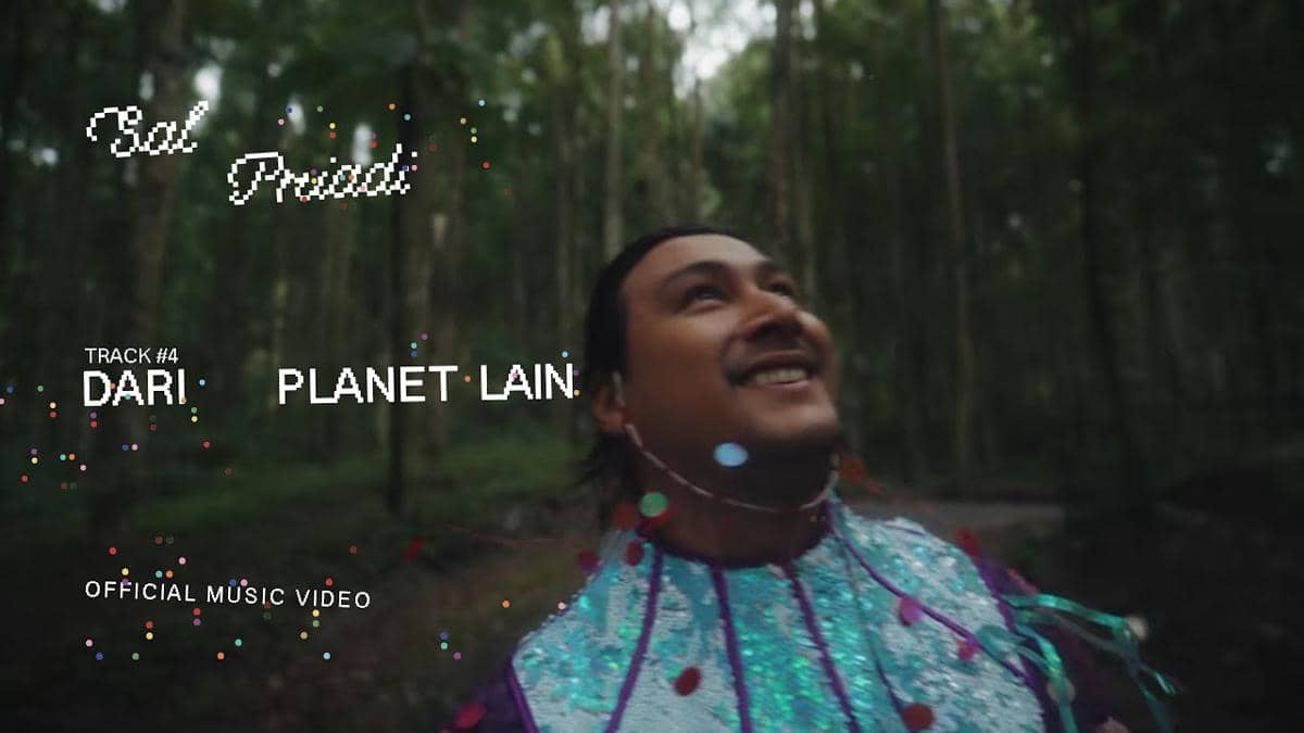 cuplikan video klip "Dari Planet Lain"