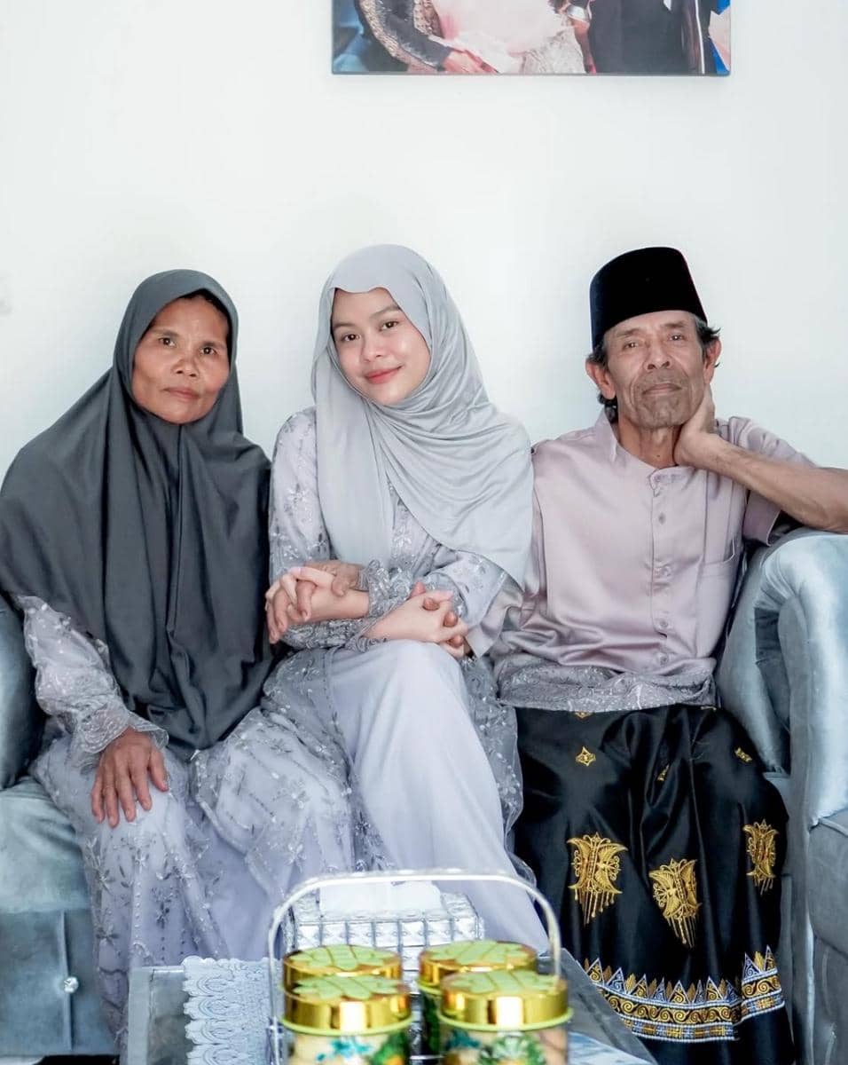 Melly Lee mengenang kebersamaan dengan mendiang ayah melalui potret yang dibagikan di Instagram.