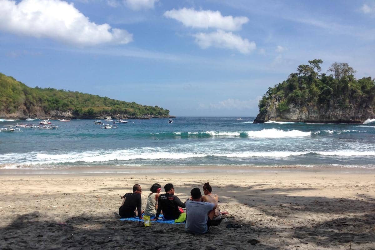 ilustrasi menikmati pantai dengan tidak berenang