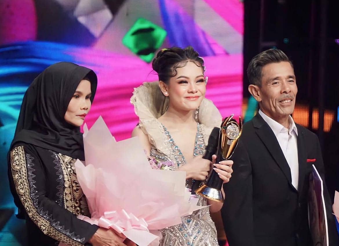 Melly Lee bersama mendiang ayahnya dalam potret kenangan pribadi yang dibagikan melalui akun Instagram.