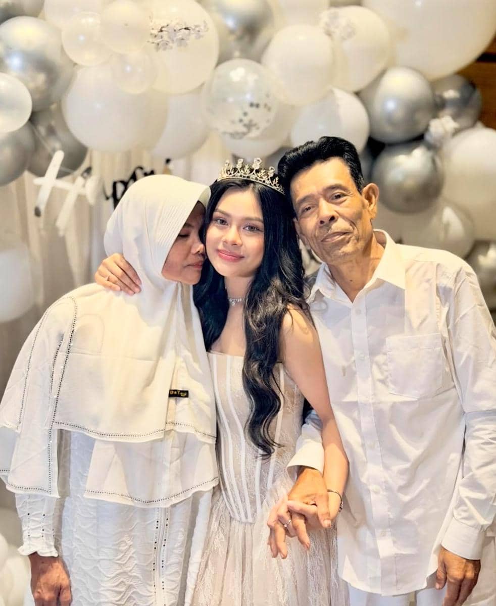 Potret kenangan Melly Lee bersama mendiang ayahnya yang dibagikan melalui akun Instagram pribadinya.