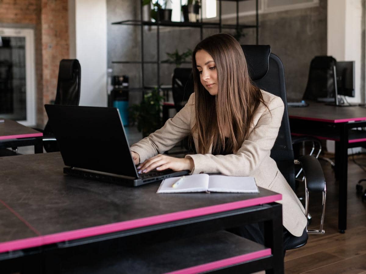 5 Tips Tetap Fokus saat Bekerja di Kantor Open Space
