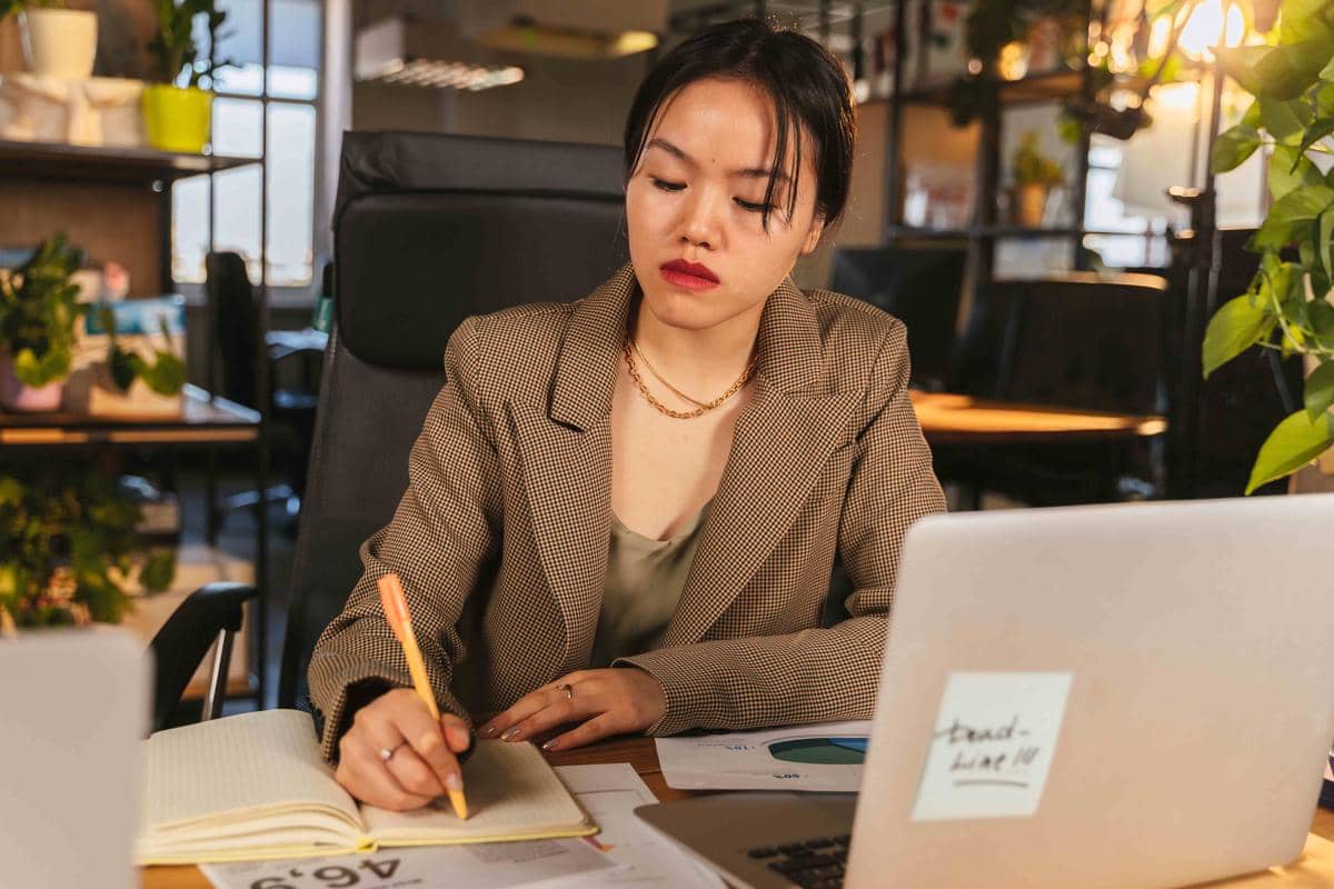 5 Tanda Kamu Terlalu Sibuk sampai Lupa Menikmati Hidup