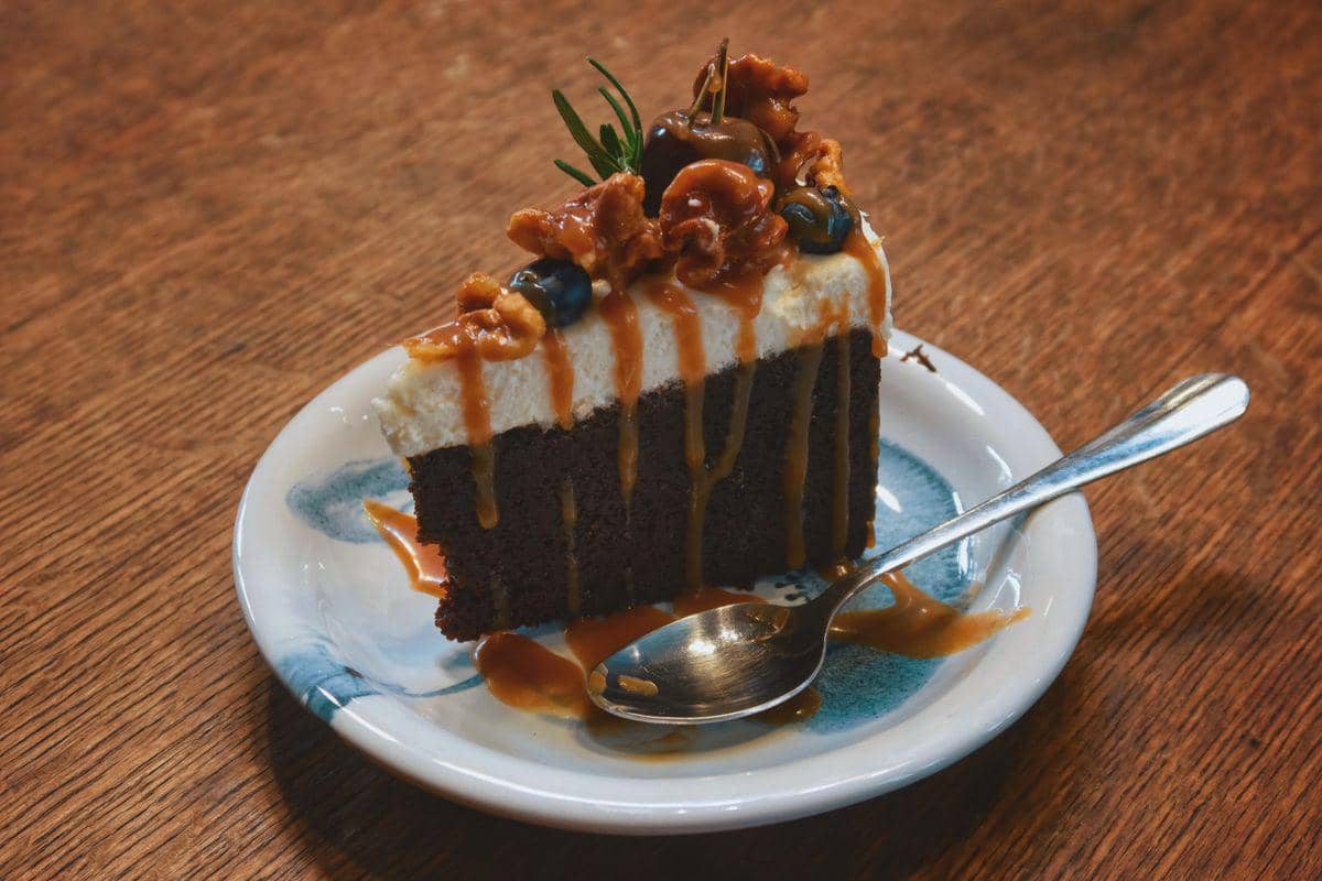 ilustrasi menyirami london caramel chocolate cake 