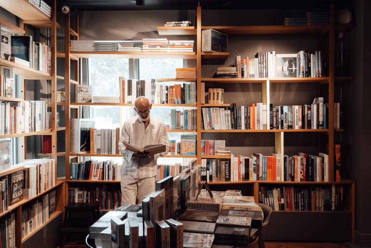Membaca buku